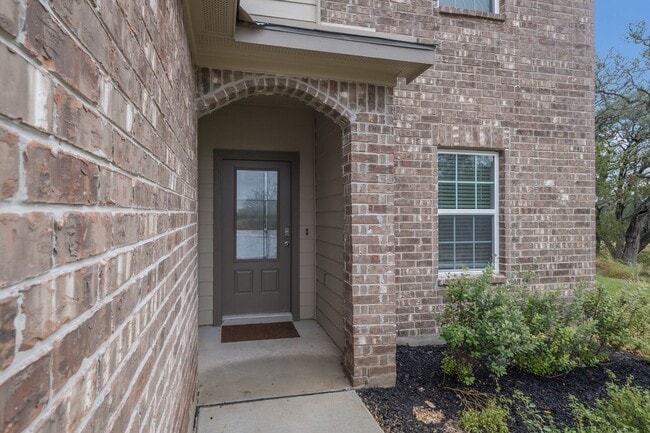Building Photo - Private Cul-de-Sac Living with Spacious Backyard