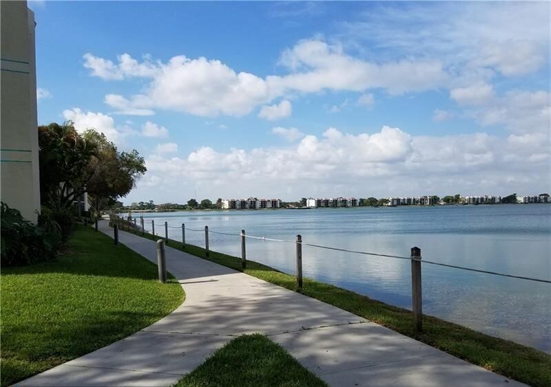 Building Photo - 109 Lake Emerald Dr