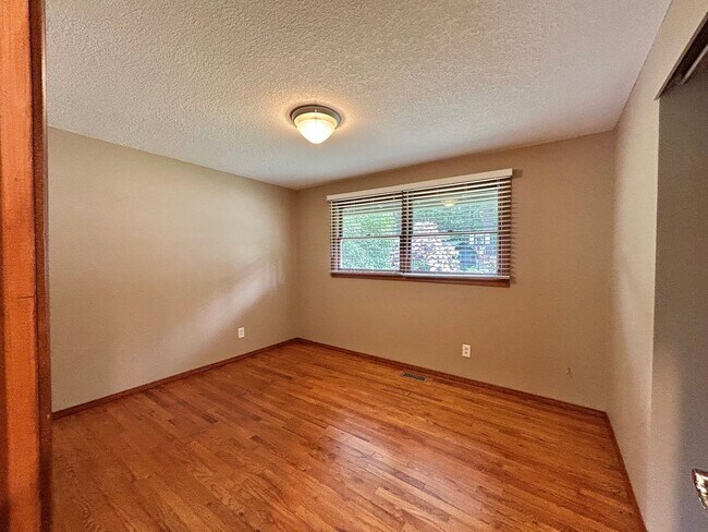 Building Photo - Tranquil Environment: 3 Bed, 1 Bath House
