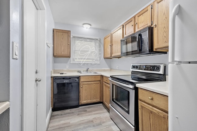 Building Photo - Rare 3-bedroom main-level duplex now available! .