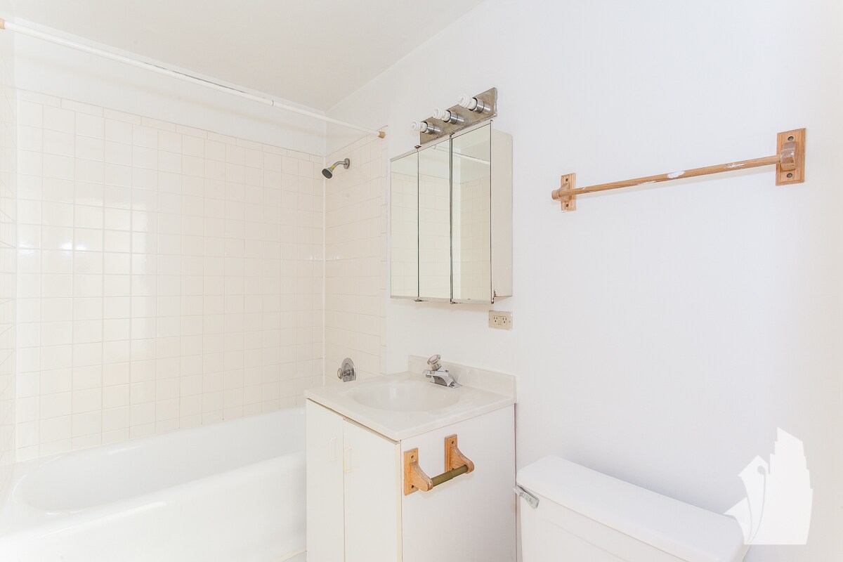 Building Photo - 635 W Barry Ave