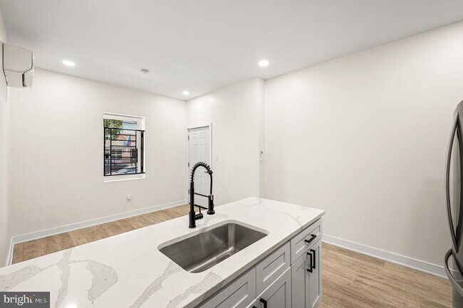 Building Photo - 441 S 61st St