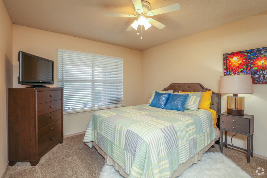 1BR, 1BA - 556 SF - Bedroom - The Greens at Owasso I/II