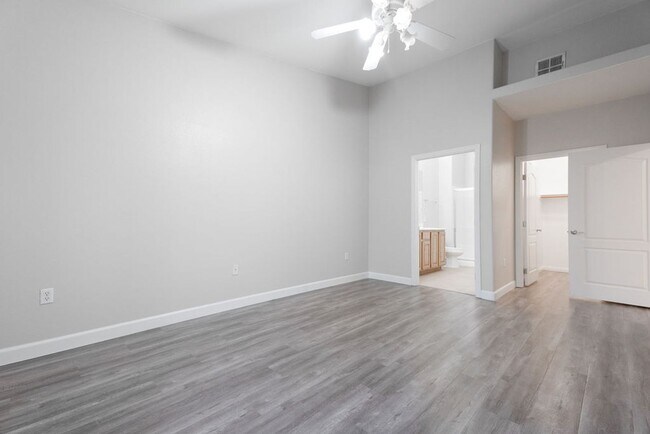 Building Photo - 2305 W Horizon Ridge Pkwy