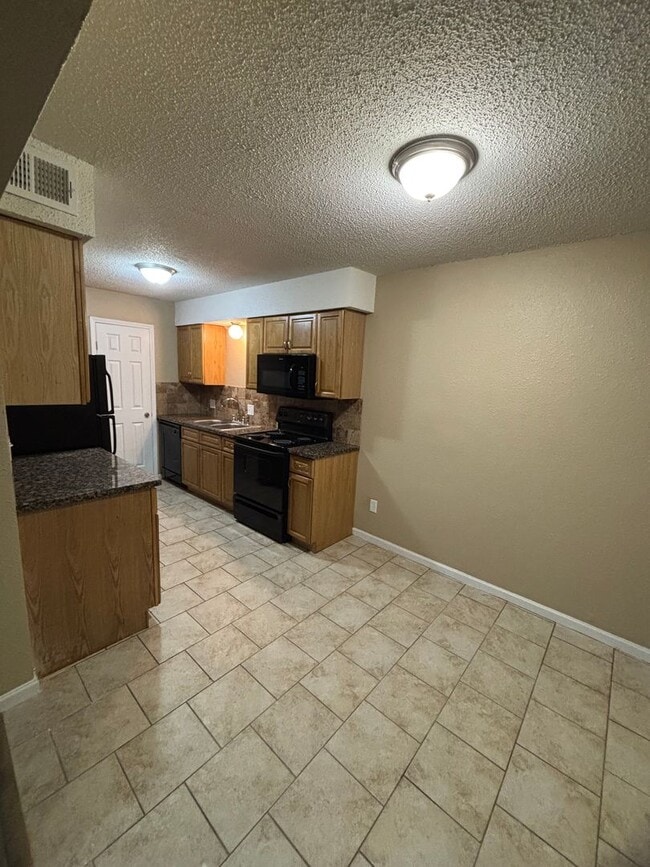Building Photo - Large 2 bdrm/1.5bath apt in Independence