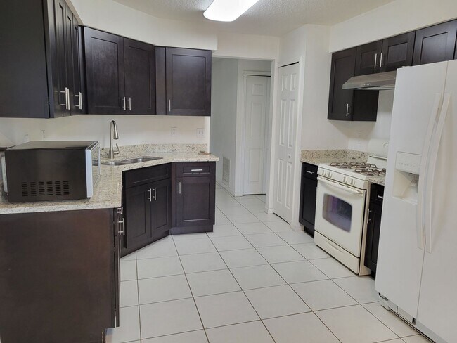 Building Photo - Spacious, Bright & Move-In Ready Home in Clermont!