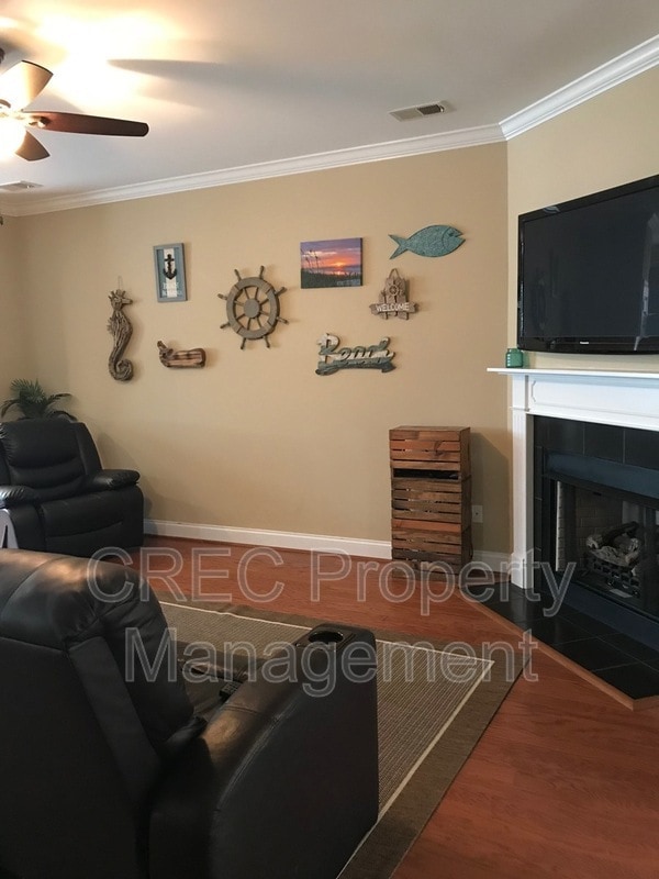 Building Photo - 4055 Hartland St