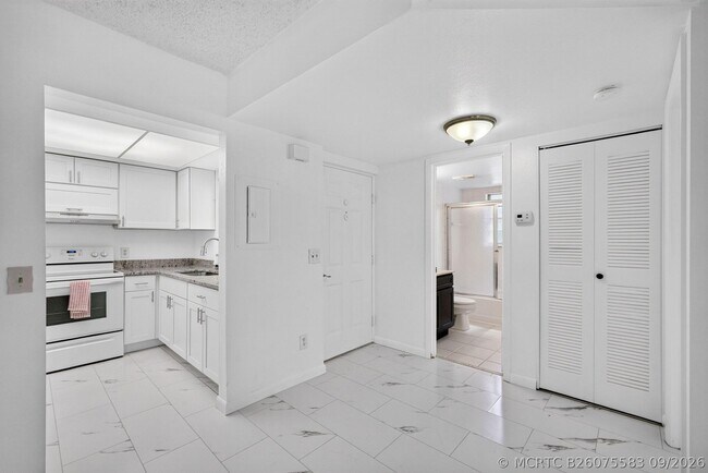 Building Photo - 1628 SE Green Acres Cir