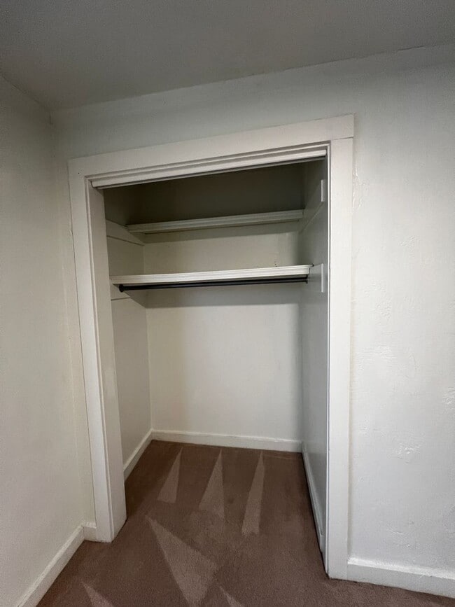 Building Photo - 2BD/1 BA Duplex