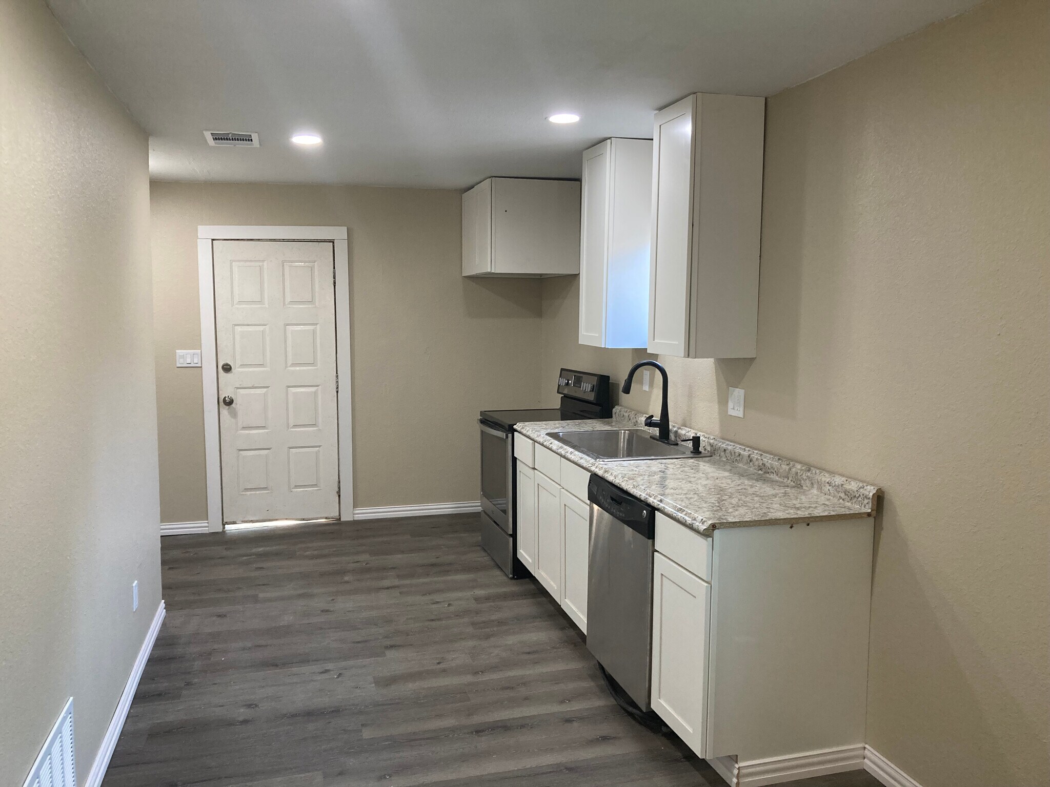 Building Photo - 2520 N Hickory St