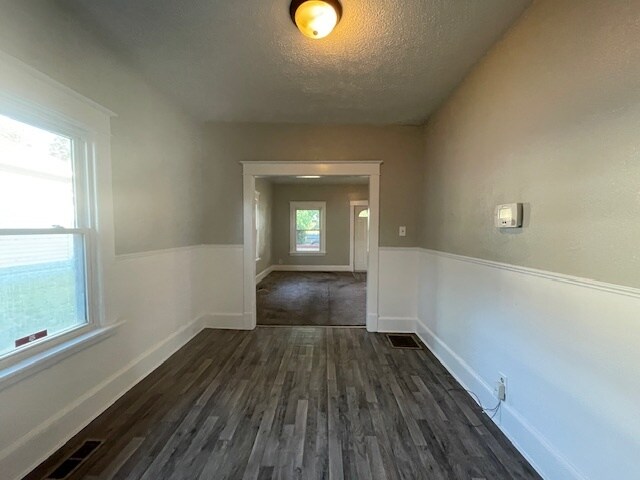 Building Photo - 237 E Victoria St