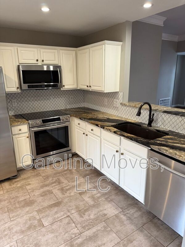 Building Photo - 323 Thornbush Ct