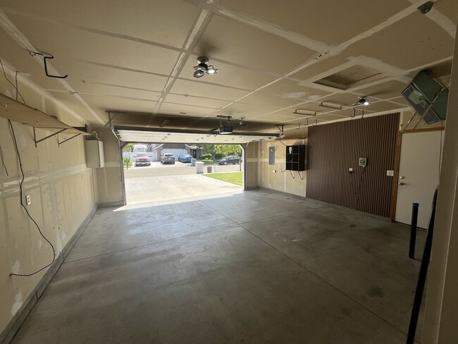 Building Photo - 1820 W Camelot Dr