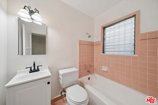 Building Photo - 612 S Dunsmuir Ave