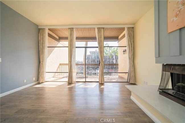 Building Photo - 6336 Marina Pacifica Dr N