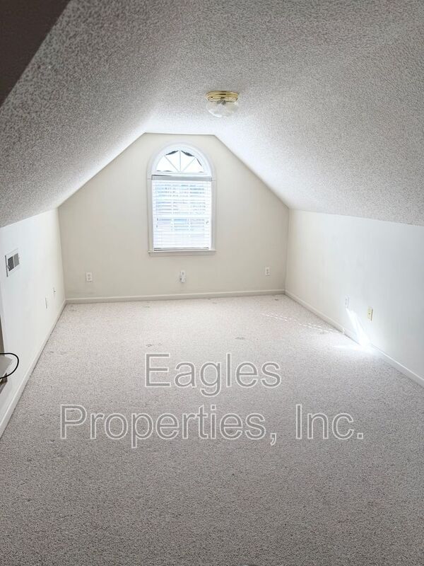 Building Photo - 107 Roundtree Ln