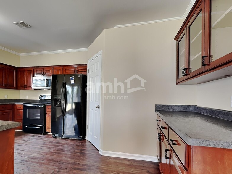 Building Photo - 103 Lake House Rd