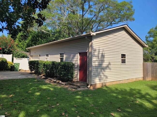 Building Photo - 103 Pinehurst Dr