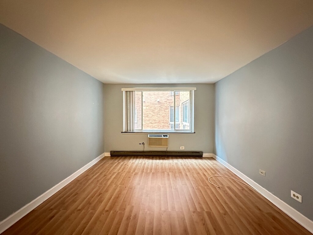 Building Photo - 3825 N Pine Grove Ave