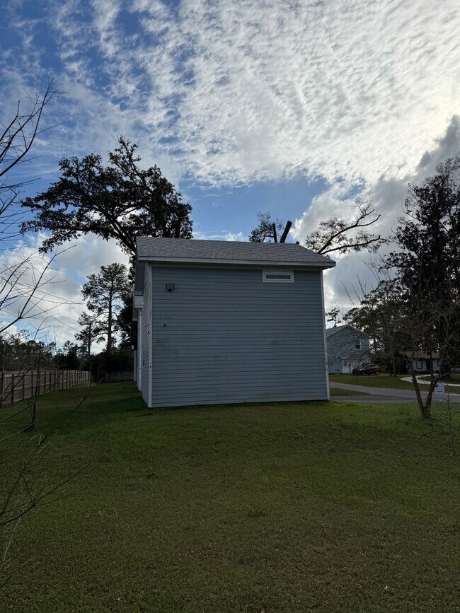 Building Photo - Spring Special! ONE MONTH FREE RENT! Moder...