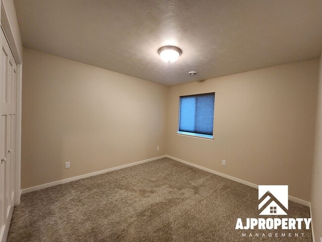 Building Photo - 3-bedroom 2-bathroom townhome