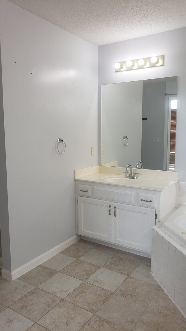 Building Photo - 13642 W 129th St
