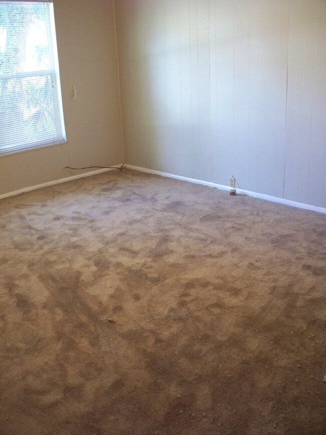 Building Photo - Beautiful Bungalow with heart-of-pine floors