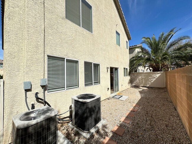 Building Photo - FALCON POINTE