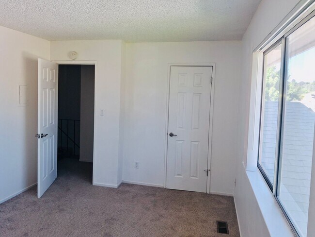Building Photo - LUXURY AUBURN GREENS TOWNHOUSE UNIT w/GARAGE