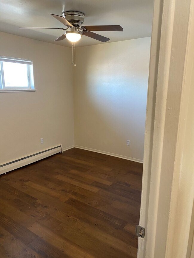 Building Photo - Central location | Lots of natural light