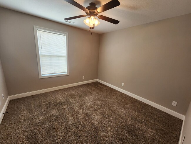 Building Photo - Rent Ready!