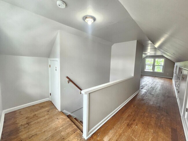 Building Photo - $1,895 - 3 Bed / 1 Bath Vintage Bungalow In North Spokane