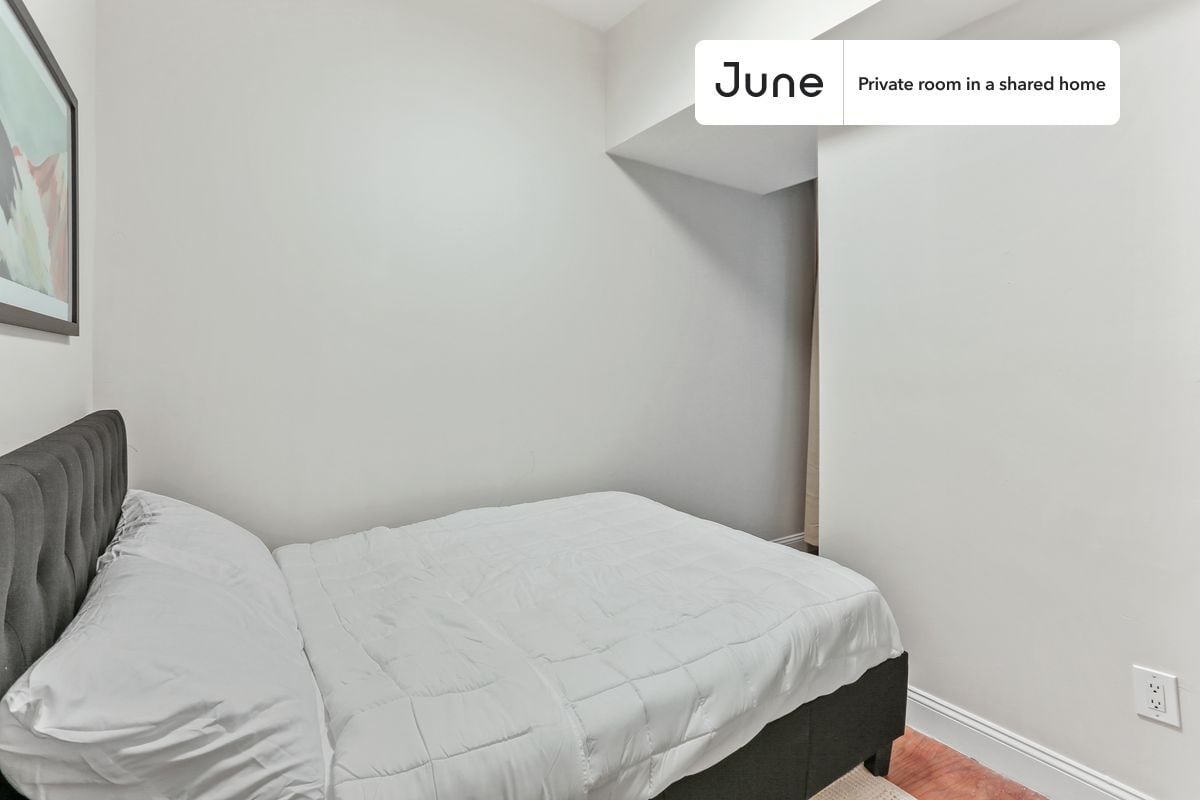 Building Photo - Room in Shared 4 bed/1 bath home