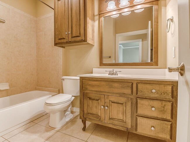 Building Photo - Spacious Edmond 2 bed 2 Bath 2 Car Garage ...