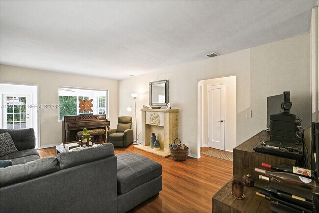 Building Photo - 924 El Rado St