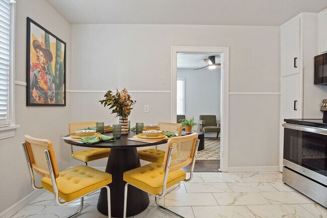 Building Photo - 912 W Comanche St