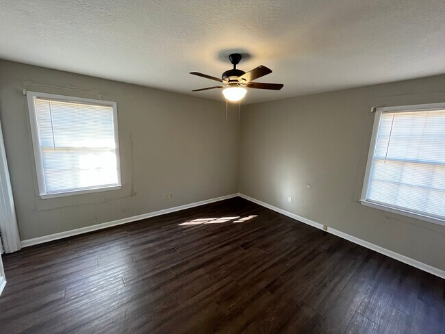 Building Photo - 704 E Grady St