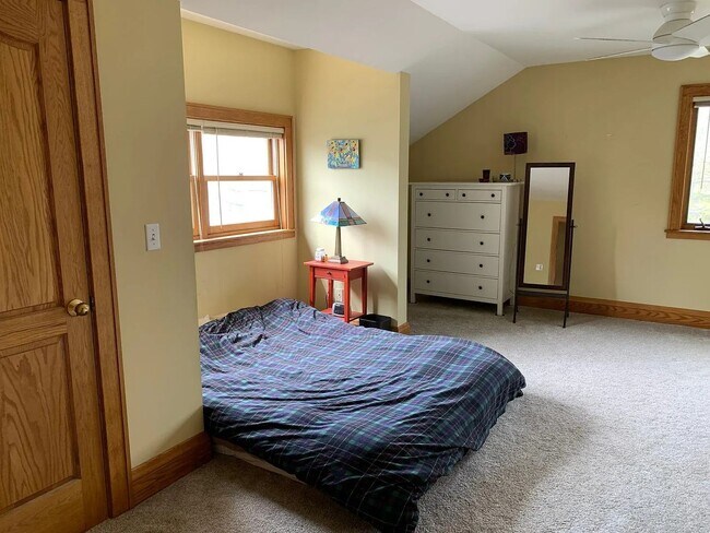 Building Photo - Great Southwest Minneapolis 3br/2ba Home - Avail June 1 for long term lease