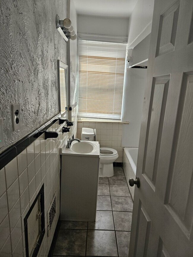 Building Photo - 2 bedroom/ 1 bathroom Detroit's Westside F...