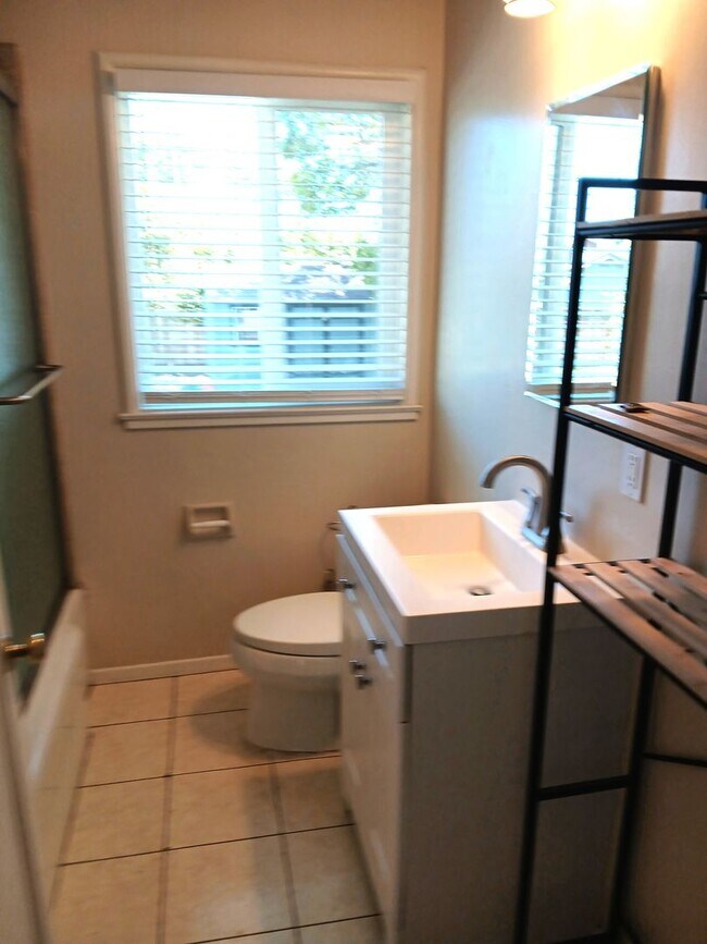 Building Photo - Charming 3-bedroom Home on Upper Westside -Large Yard and Covered Patio