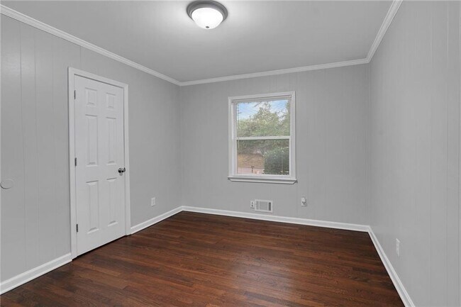 Building Photo - 2710 Dresden Dr