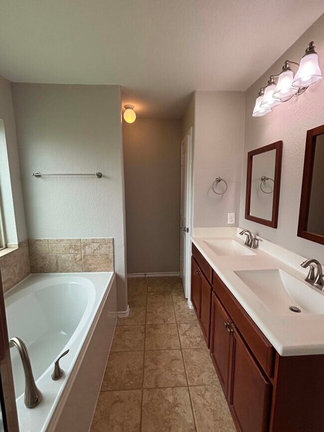 Building Photo - 1707 Hickory Burl Ln