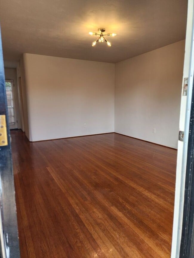Building Photo - Charming 1 Bedroom in Kensington