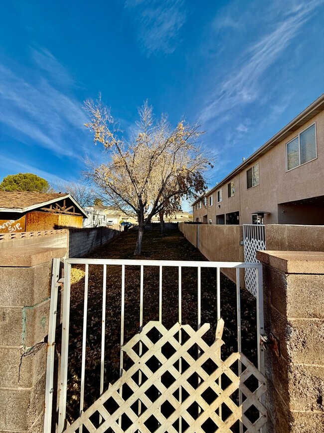 Building Photo - Adorable 3-BR Parkside Townhome