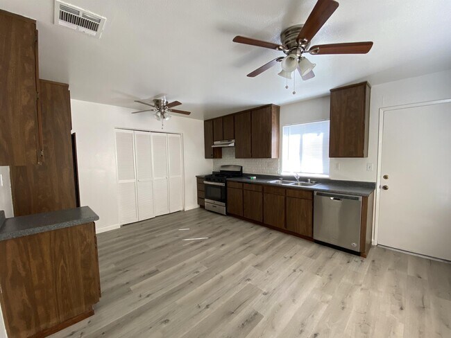 Building Photo - 2929 S Cedar Ridge Pl