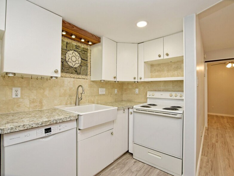Building Photo - 2500 Burleson Ct