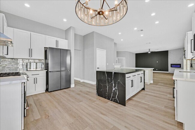 Building Photo - Fully remodeled 5 bed plus Loft / 4.5 bath...