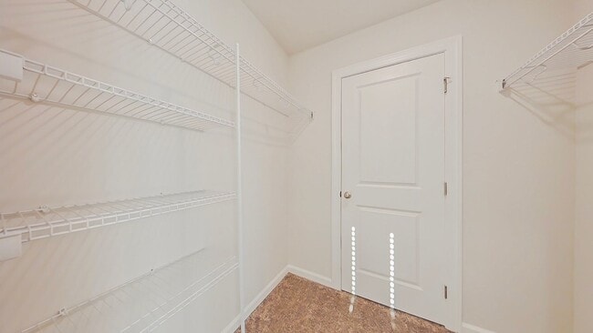 Building Photo - Like New Townhome