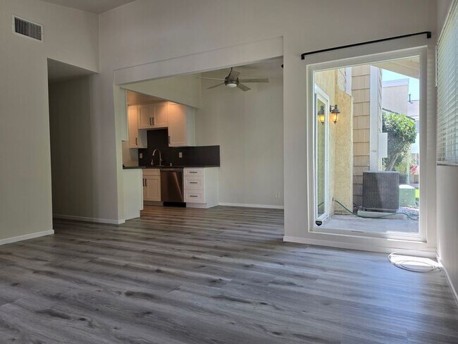 Building Photo - 3340 E Collins Ave
