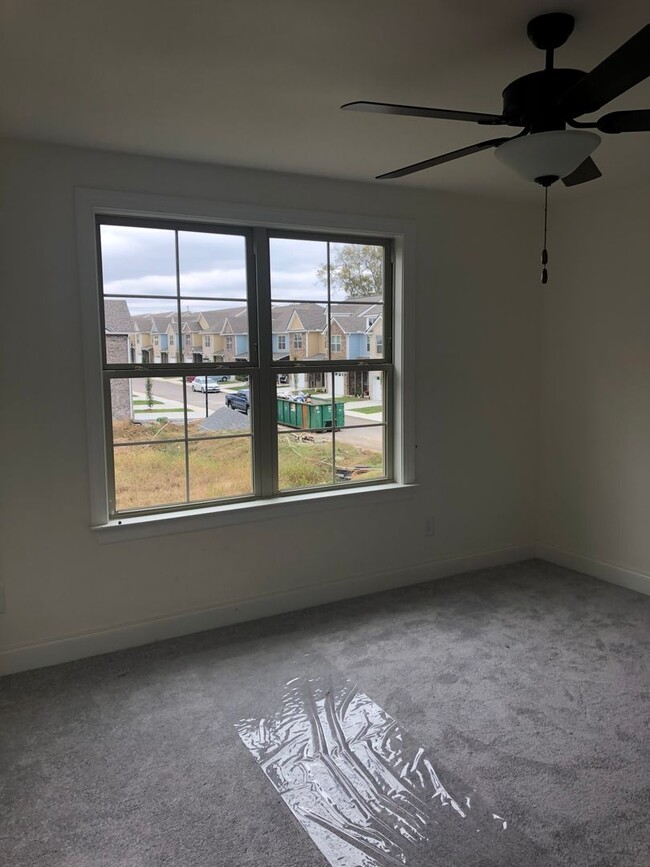 Building Photo - Townhome with 3 Bed/2.5 Bath w 1 Car Garag...